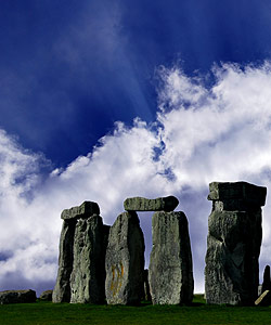 Stonehenge s modrou oblohou